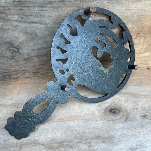 Vintage Cockerel Heavy Cast Iron Handled Decorative Trivet - Picture 7 of 11